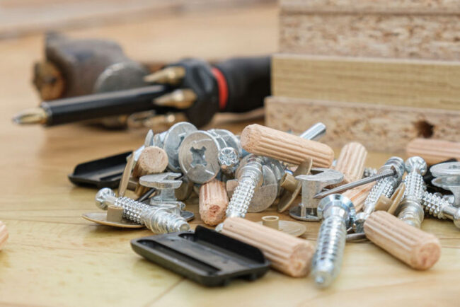 Montage.-Einzelteile-eines-Schranks Montage.-Einzelteile-eines-Schranks