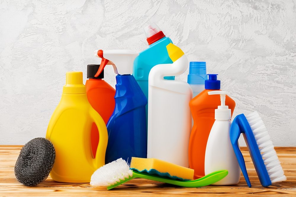 Unterschiedliche Reinigungsmittel und Equipment fürs Putzen