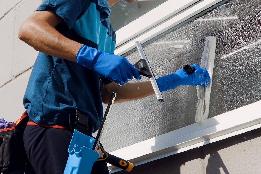 Professioneller Reinigungsdienst reinigt Fenster