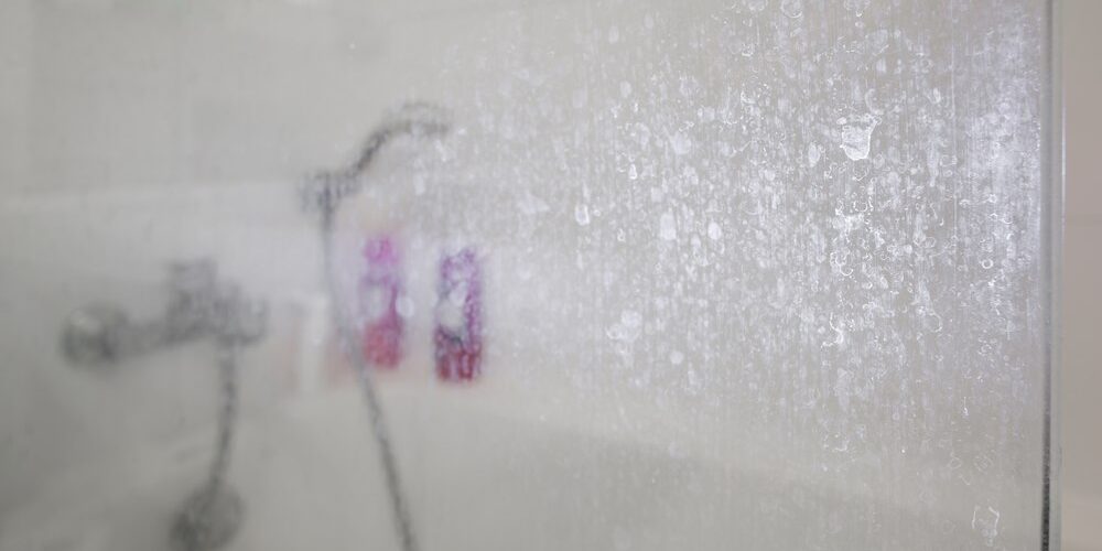 Kalkablagerungen-an-der-Duschwand Kalkablagerungen-an-der-Duschwand