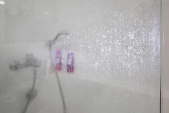 Kalkablagerungen-an-der-Duschwand