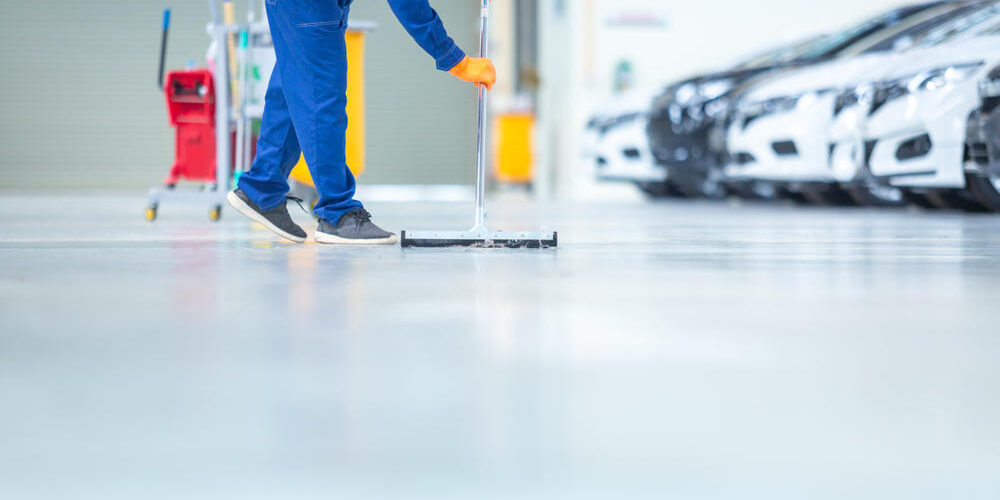 Putzkraft-reinigt-eine-Tiefgarage