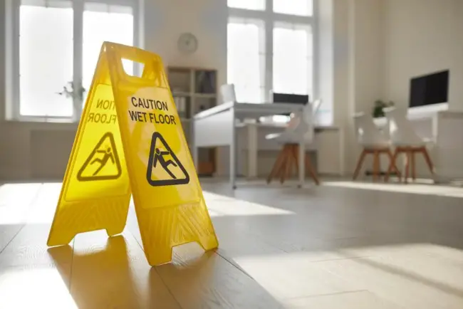 Nach der Grundreinigung Hinweis auf Rutschgefahr