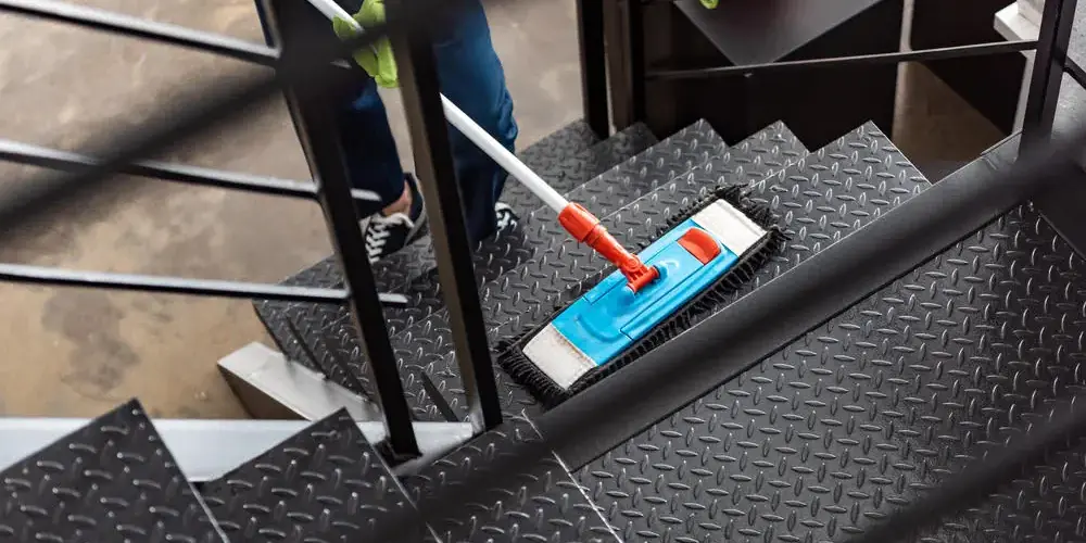 Treppenhaus mit Wischmopp wischen
