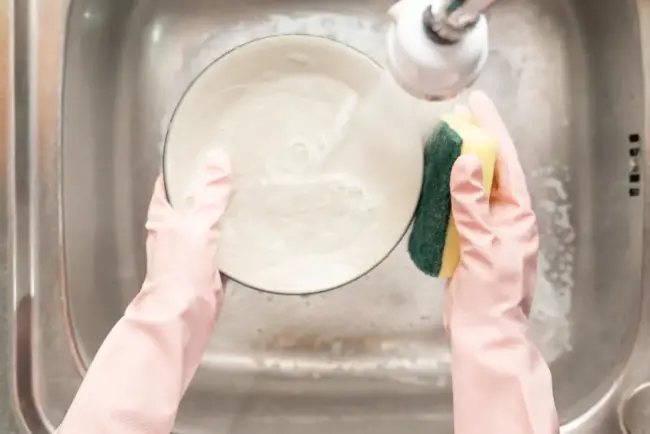 Reinigung mit Schwamm