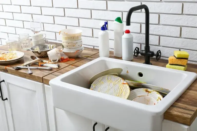 Schmutziges Geschirr in der Küche