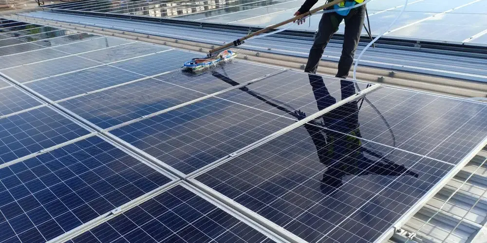 Arbeiter reinigt das Sonnendach Arbeiter reinigt das Sonnendach