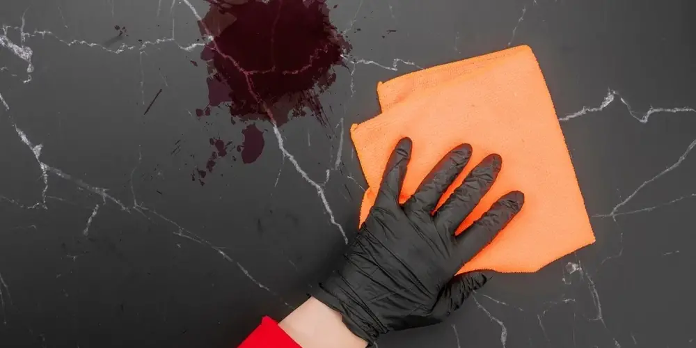 reinigungskonzept entfernen von fleck auf marmor oberfläche.