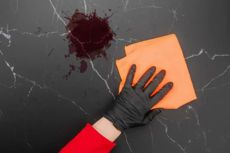 reinigungskonzept entfernen von fleck auf marmor oberfläche.