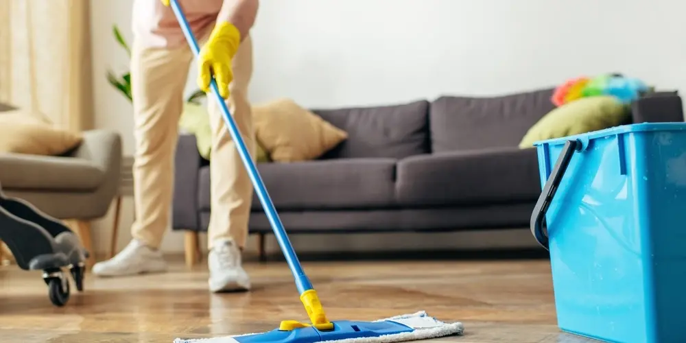 Reinigungskraft fuehrt Grundreinigung durch Reinigungskraft fuehrt Grundreinigung durch