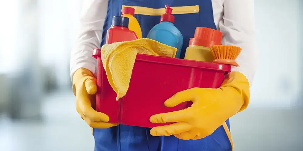 Reinigungskraft mit Putzutensilien Reinigungskraft mit Putzutensilien