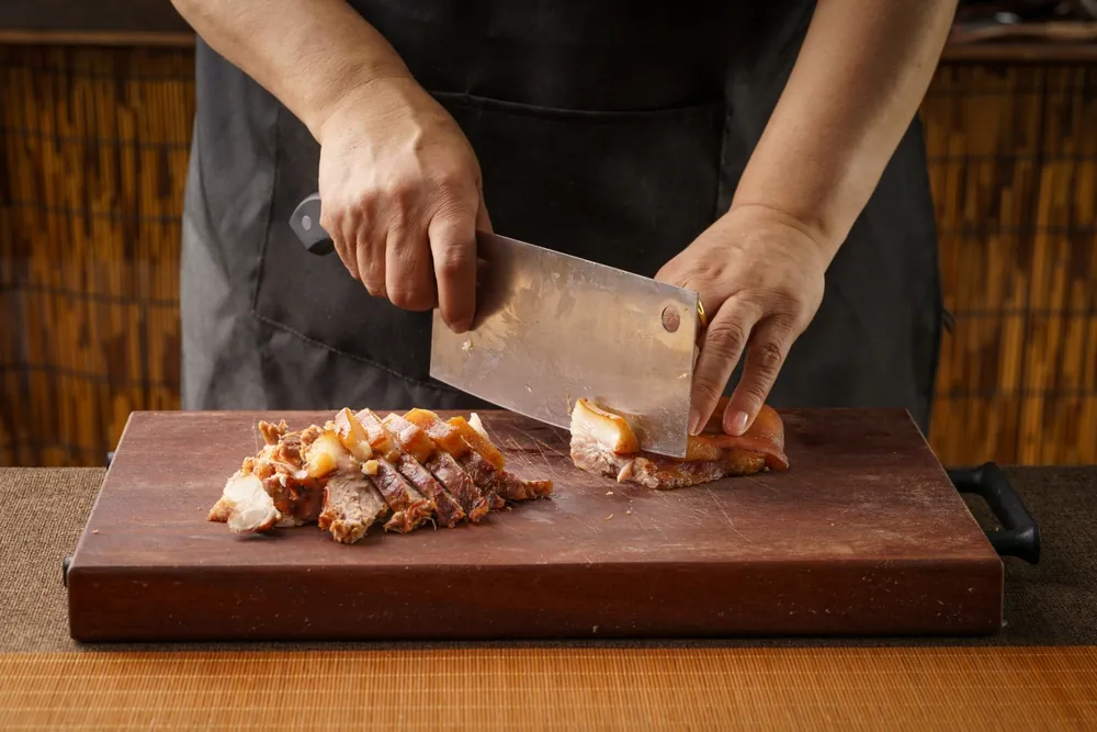 Mann schneidet auf schneide Brett Fleisch Mann schneidet auf schneide Brett Fleisch