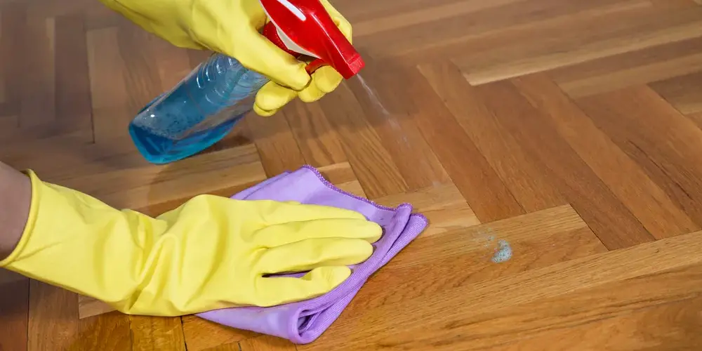 Putzkraft reinigt den Holzboden