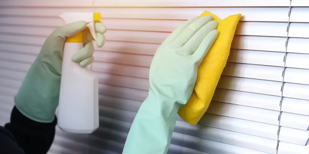 Reinigungskraft reinigt Lamellenstoren Reinigungskraft reinigt Lamellenstoren