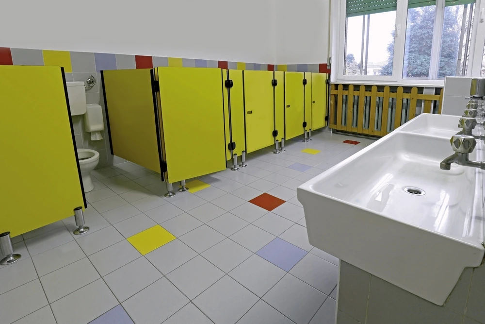 Saubere Sanitäranlage eines Kindergartens