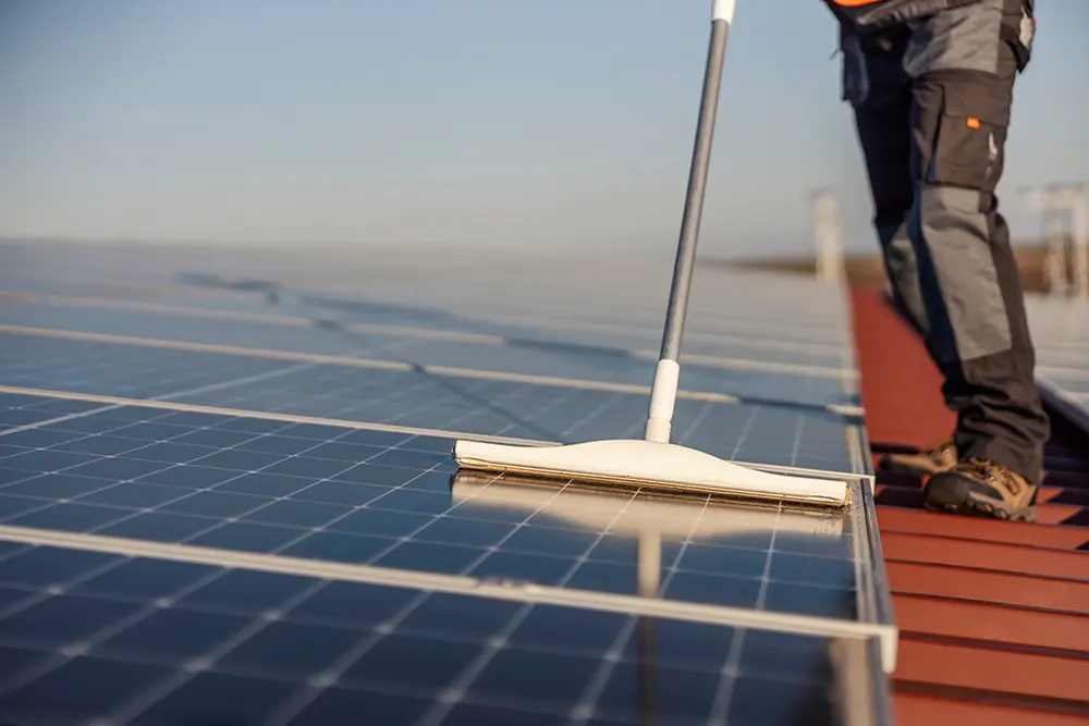 Facharbeiter reinigt Solarplatten