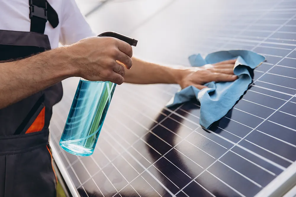 Reinigungskraft macht Photovoltaik sauber