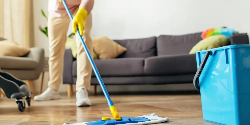 Konzept des richtigen Bodenwischens