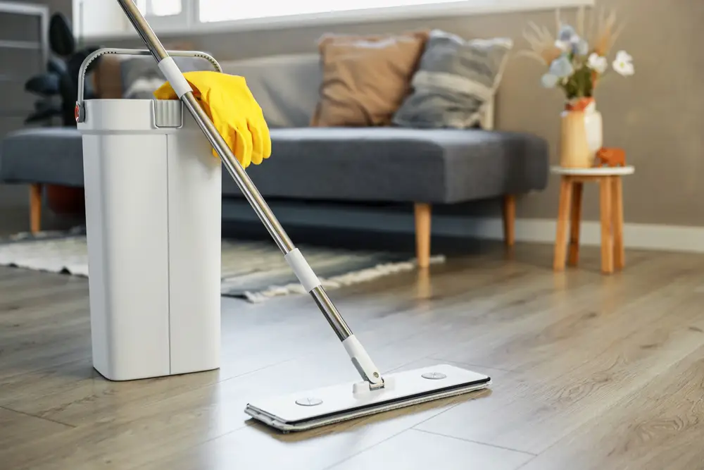 Mopp und Eimer Nassem Laminatboden