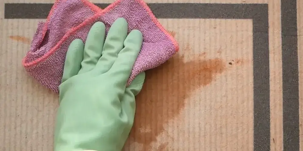 Fleck am Teppich entfernen