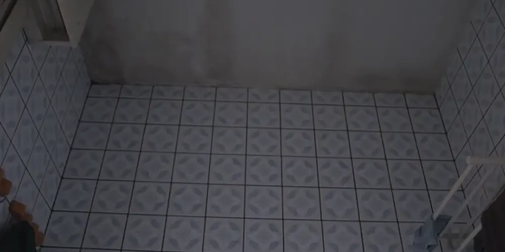 Schimmelbedeckte Badezimmerdecke-neu