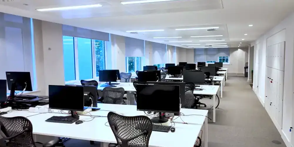 Modernes, sauberes Büro am Morgen Modernes, sauberes Büro am Morgen