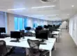 Modernes, sauberes Büro am Morgen