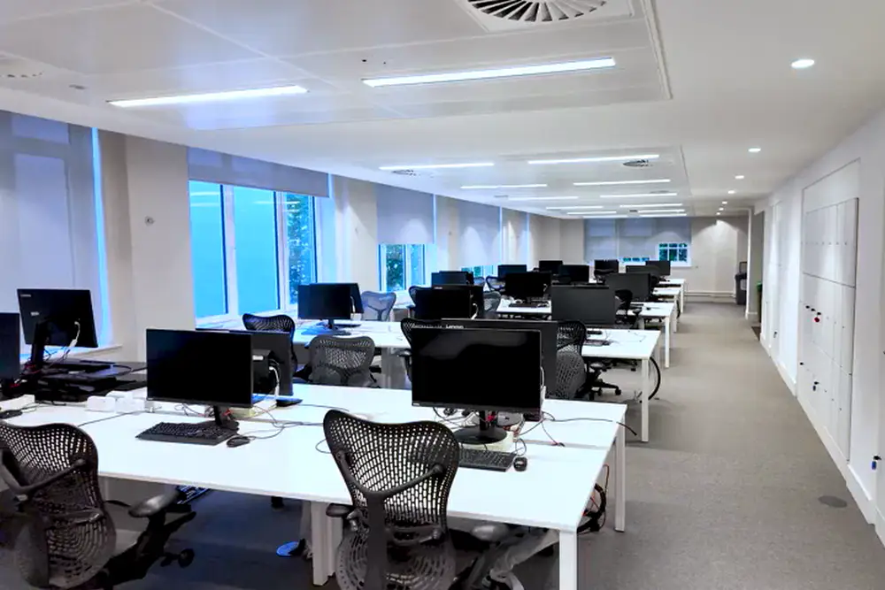 Modernes, sauberes Büro am Morgen